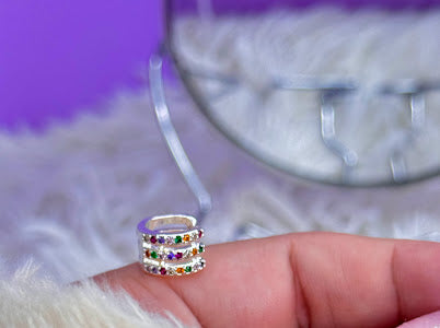 Piercing colorido Cravejado